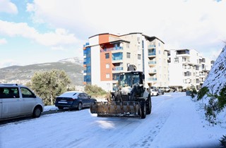 Gemlik’te Kar Yağışı Sonrası Tuzlama Çalışmaları Gerçekleştirildi